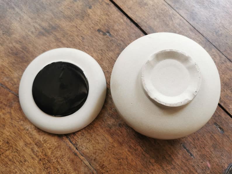 Hộp kokeshi gốm sứ - bát trà có nắp-đậm