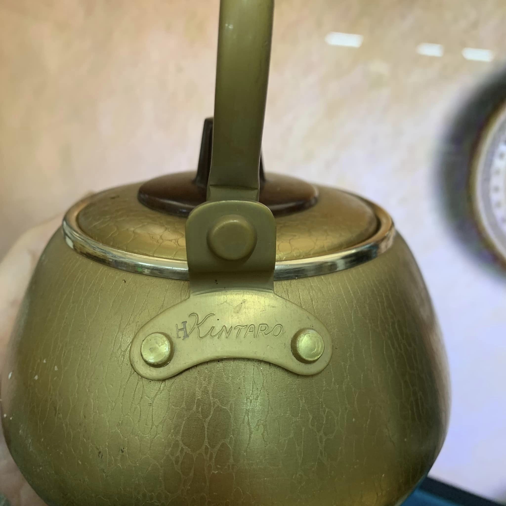 Ấm trà nhôm mạ màu đồng lạ mắt