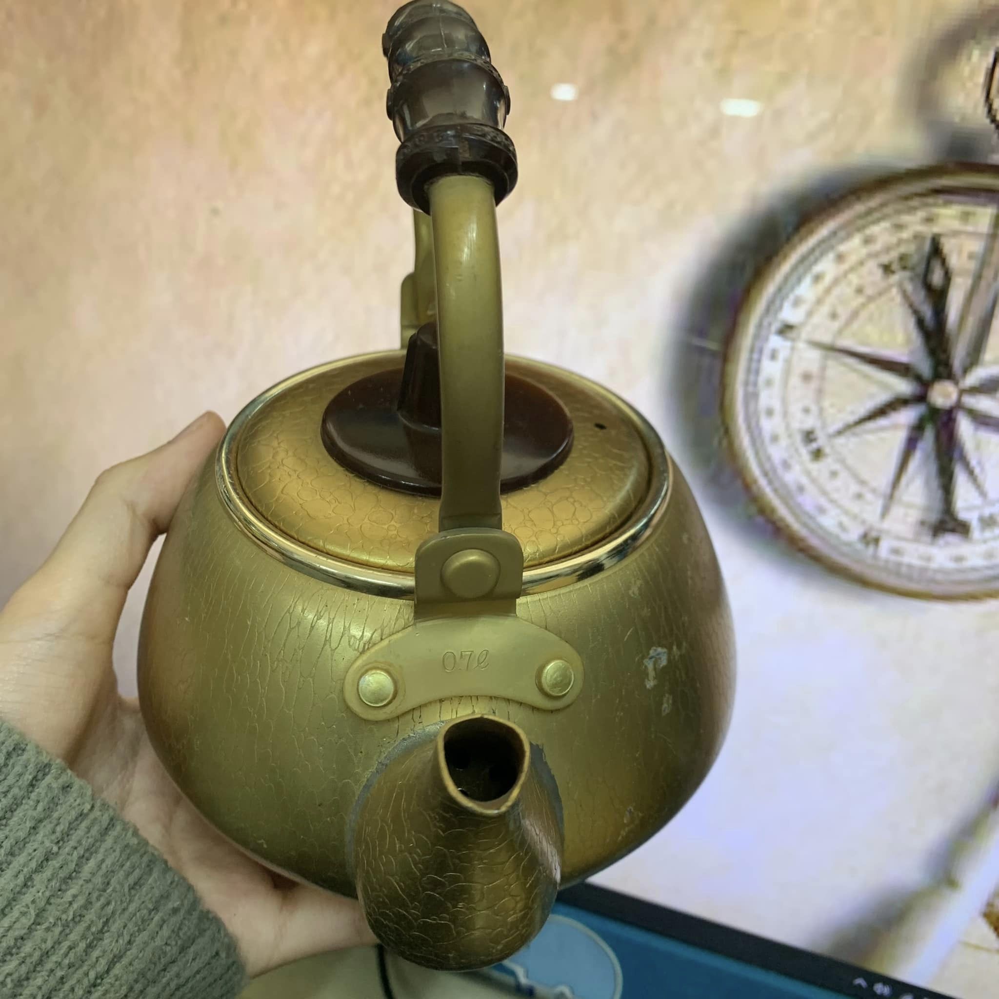 Ấm trà nhôm mạ màu đồng lạ mắt