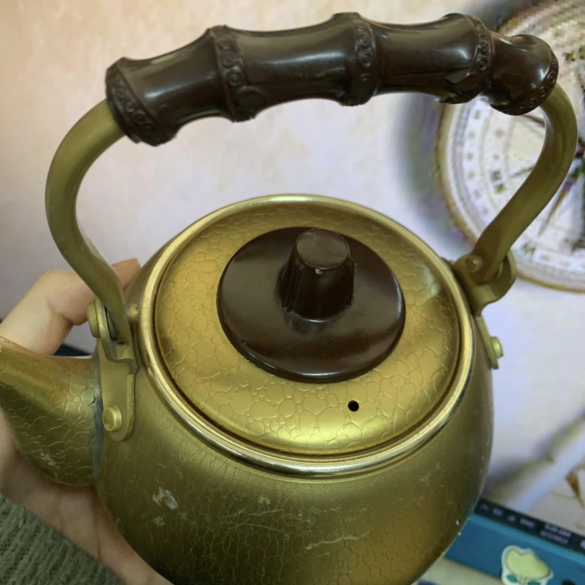 Ấm trà nhôm mạ màu đồng lạ mắt