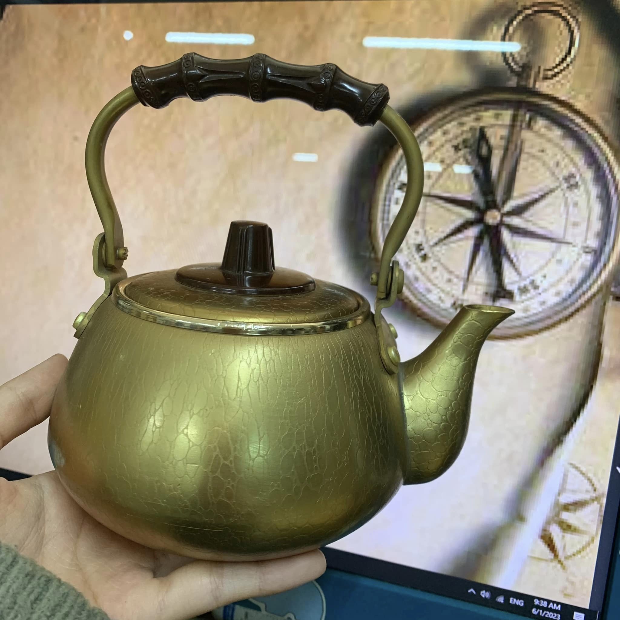 Ấm trà nhôm mạ màu đồng lạ mắt