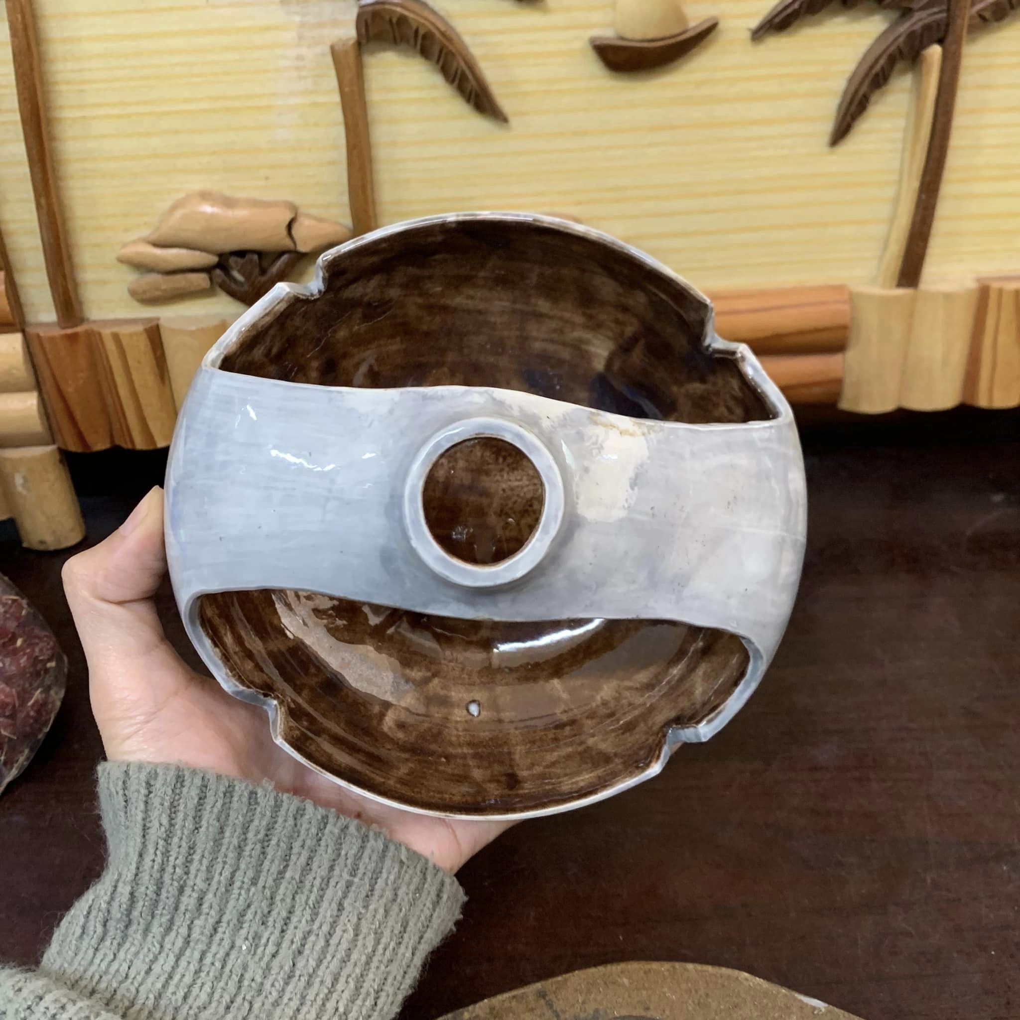 Bình gốm cắm hoa kiểu dáng độc lạ