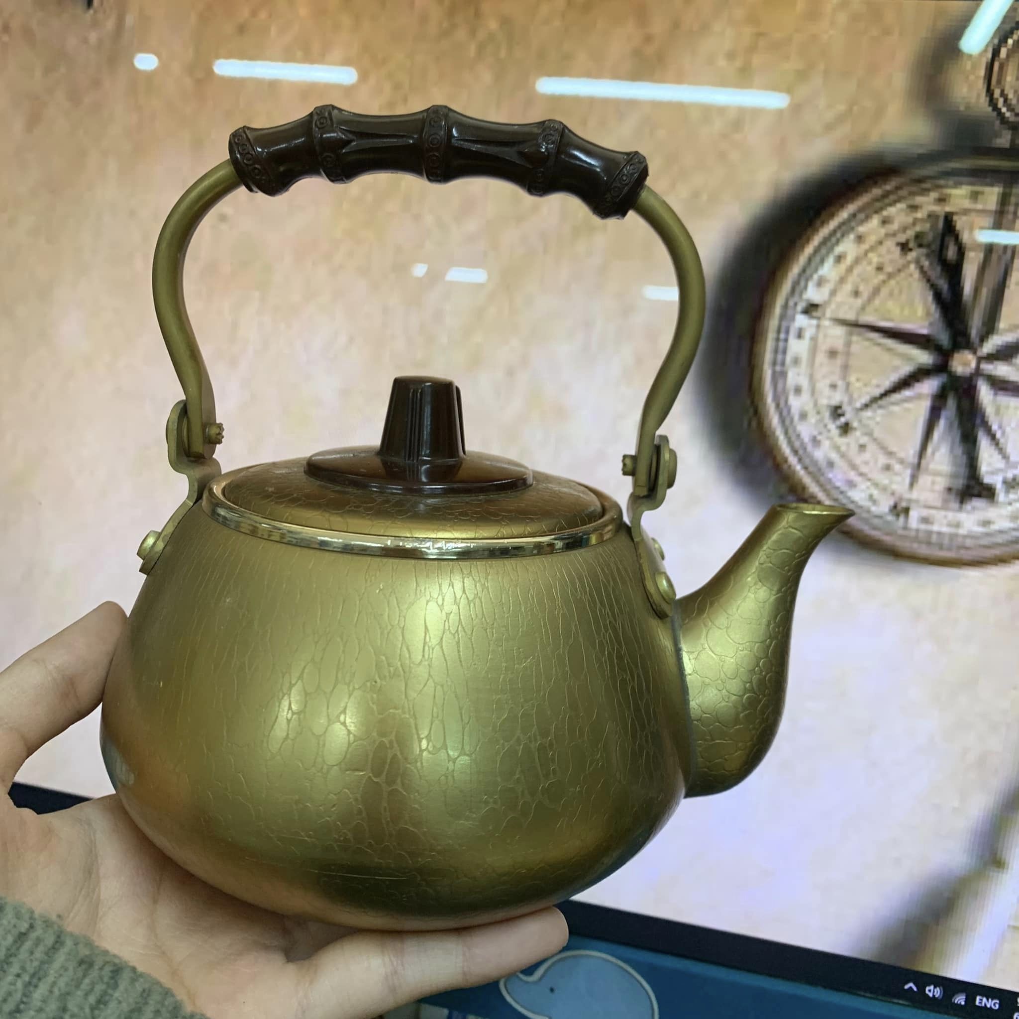 Ấm trà nhôm mạ màu đồng lạ mắt