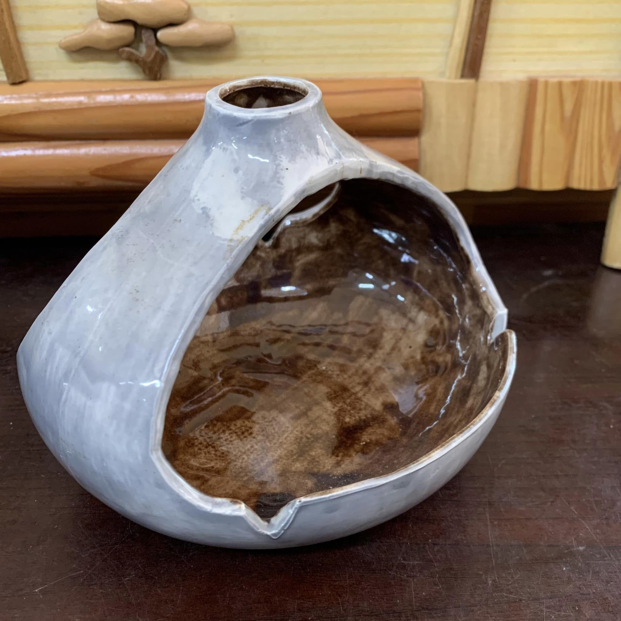 Bình gốm cắm hoa kiểu dáng độc lạ