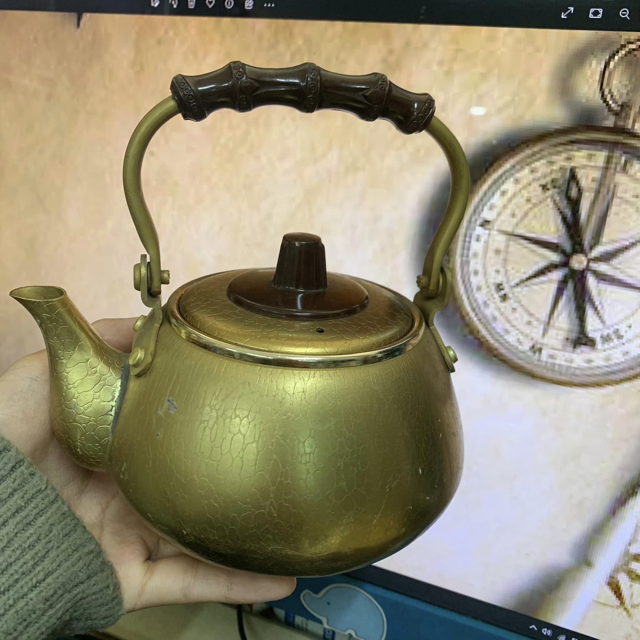 Ấm trà nhôm mạ màu đồng lạ mắt