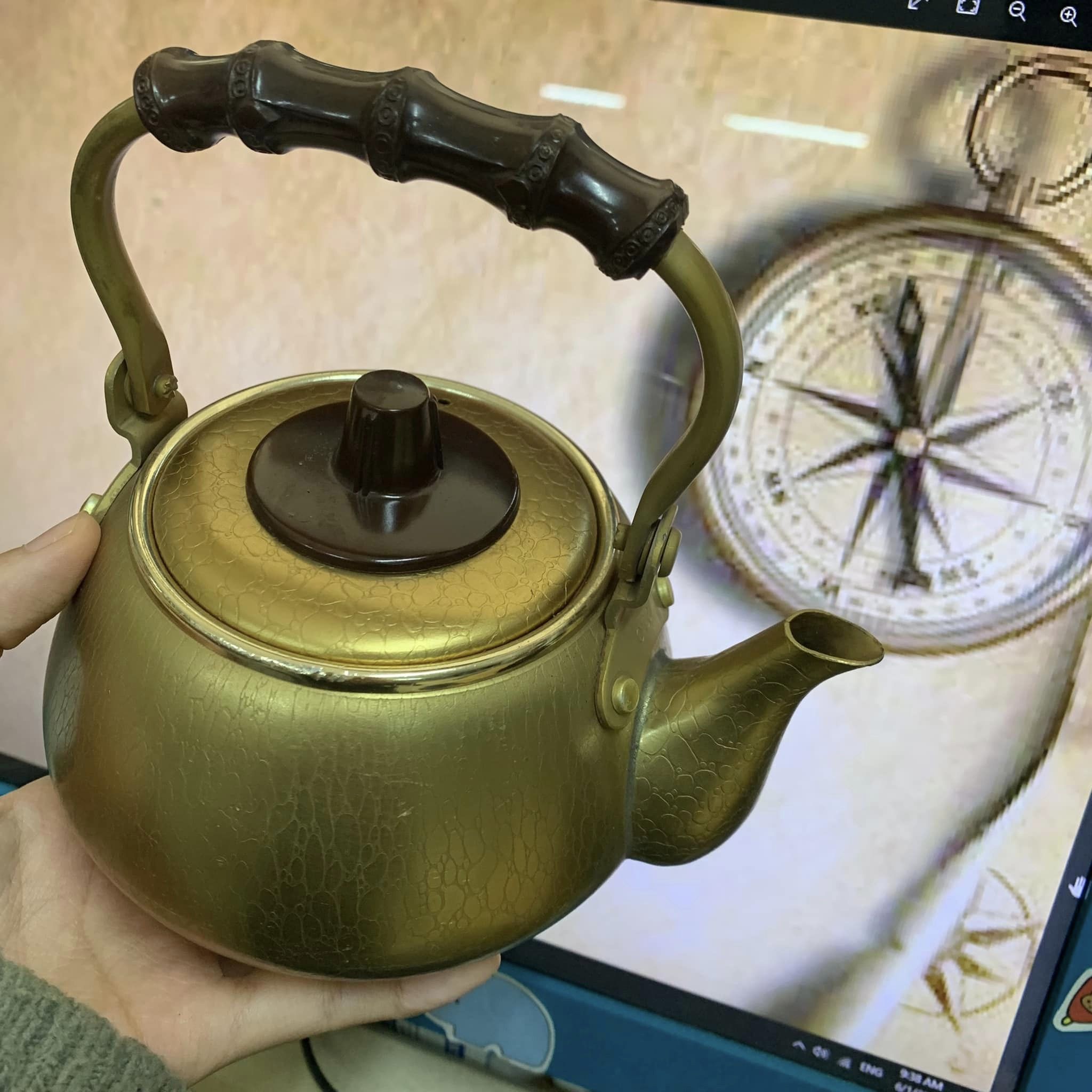 Ấm trà nhôm mạ màu đồng lạ mắt