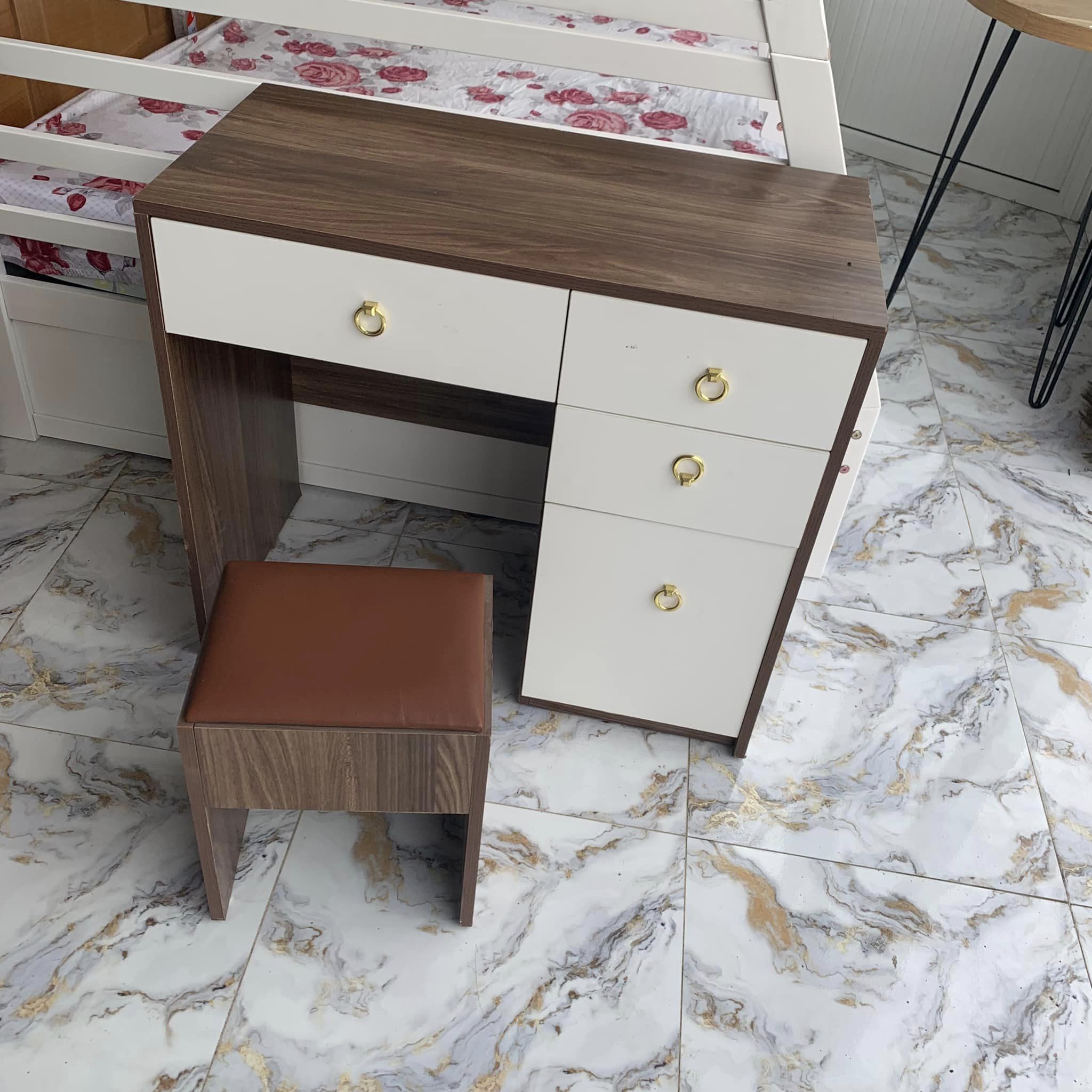 Bàn trang điểm nhỏ