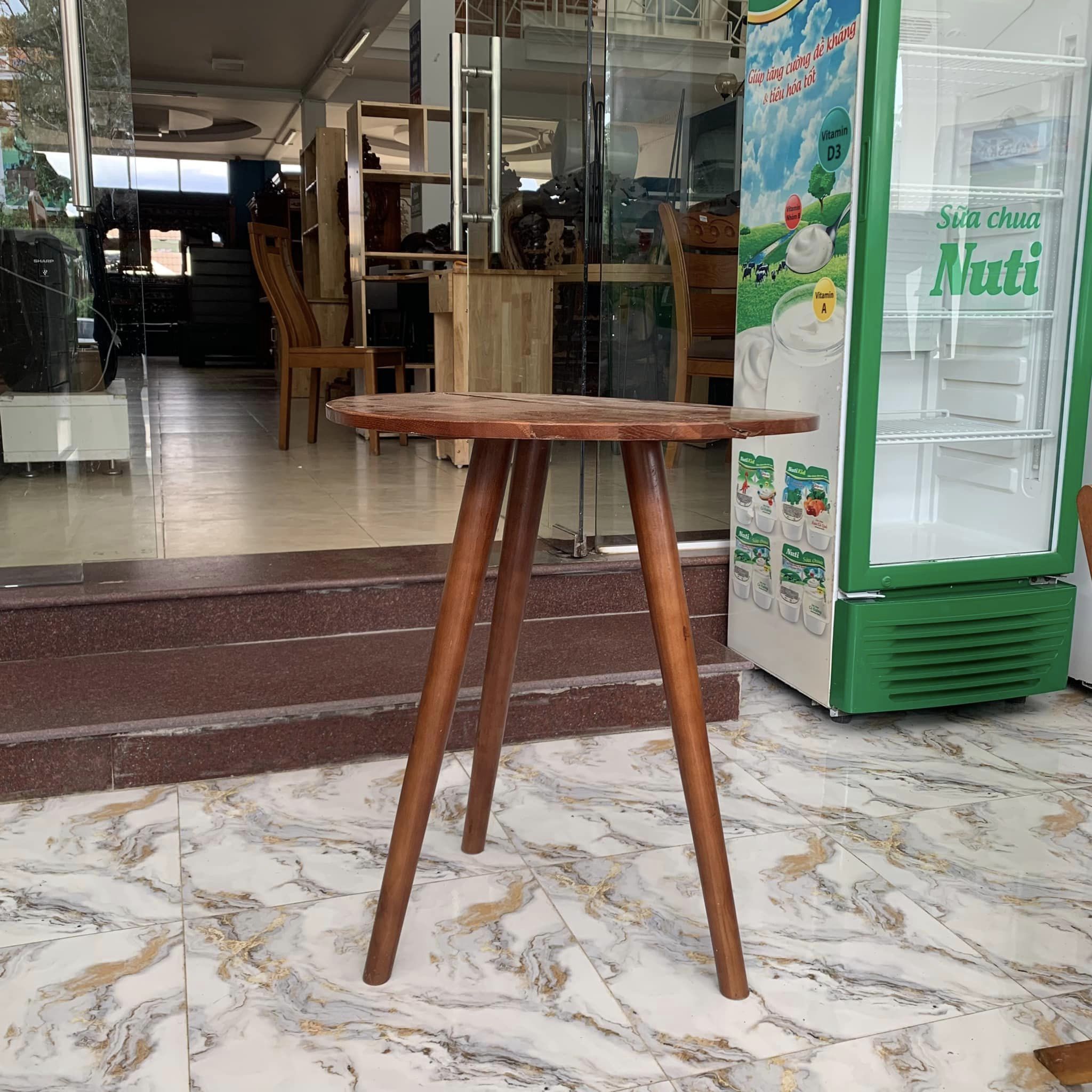 Bàn gỗ 3 chân