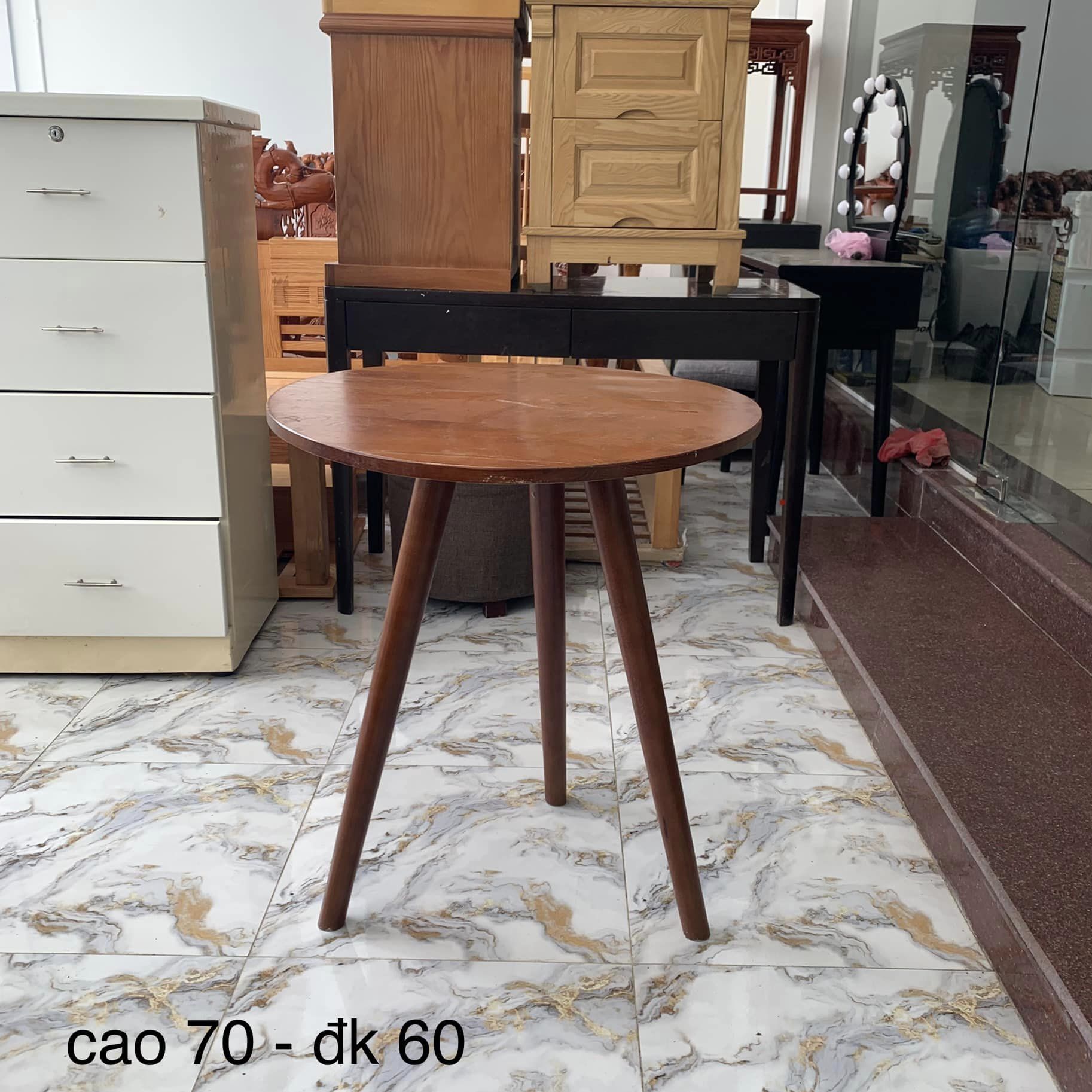 Bàn gỗ 3 chân