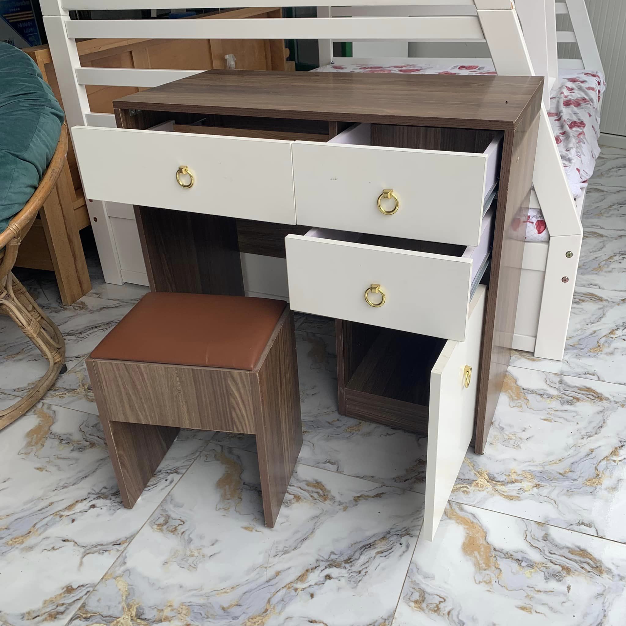 Bàn trang điểm nhỏ