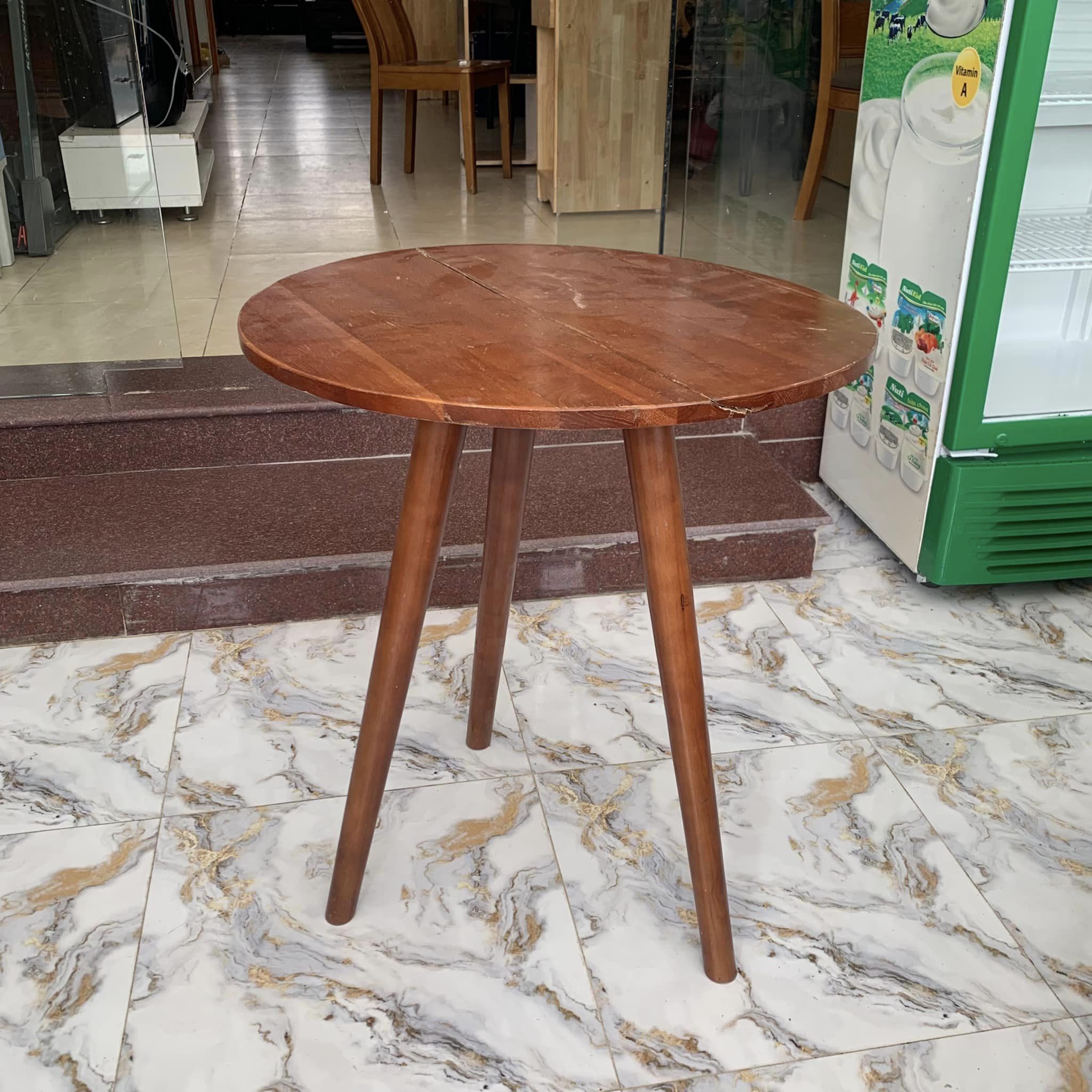 Bàn gỗ 3 chân