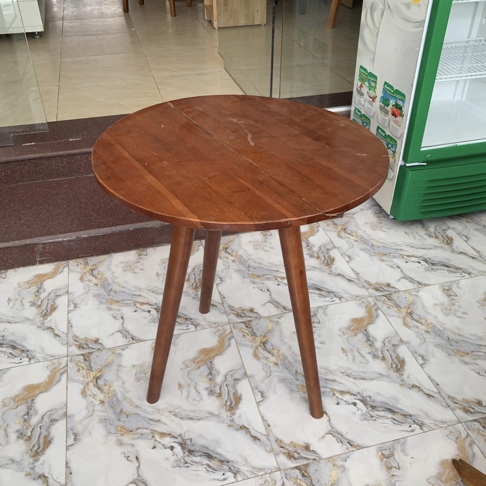 Bàn gỗ 3 chân