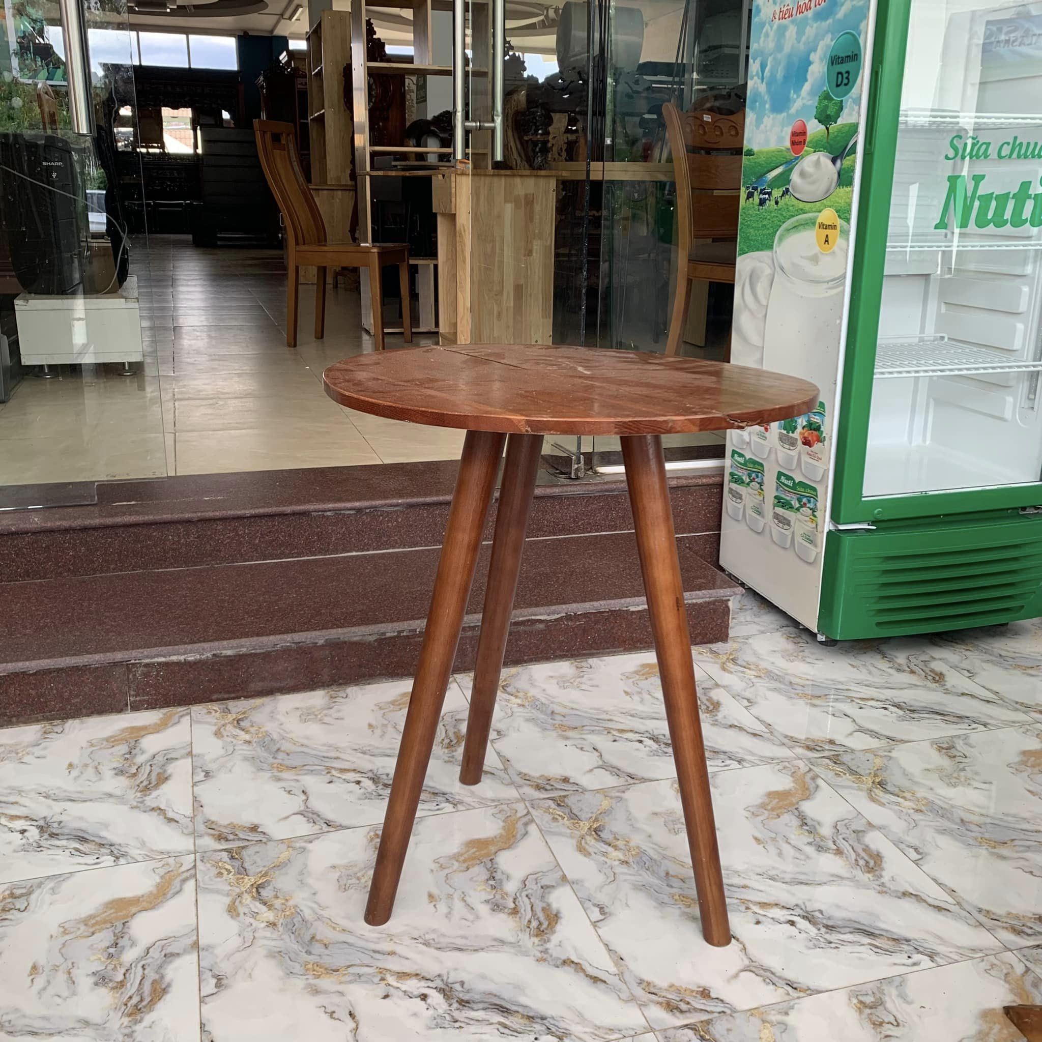Bàn gỗ 3 chân