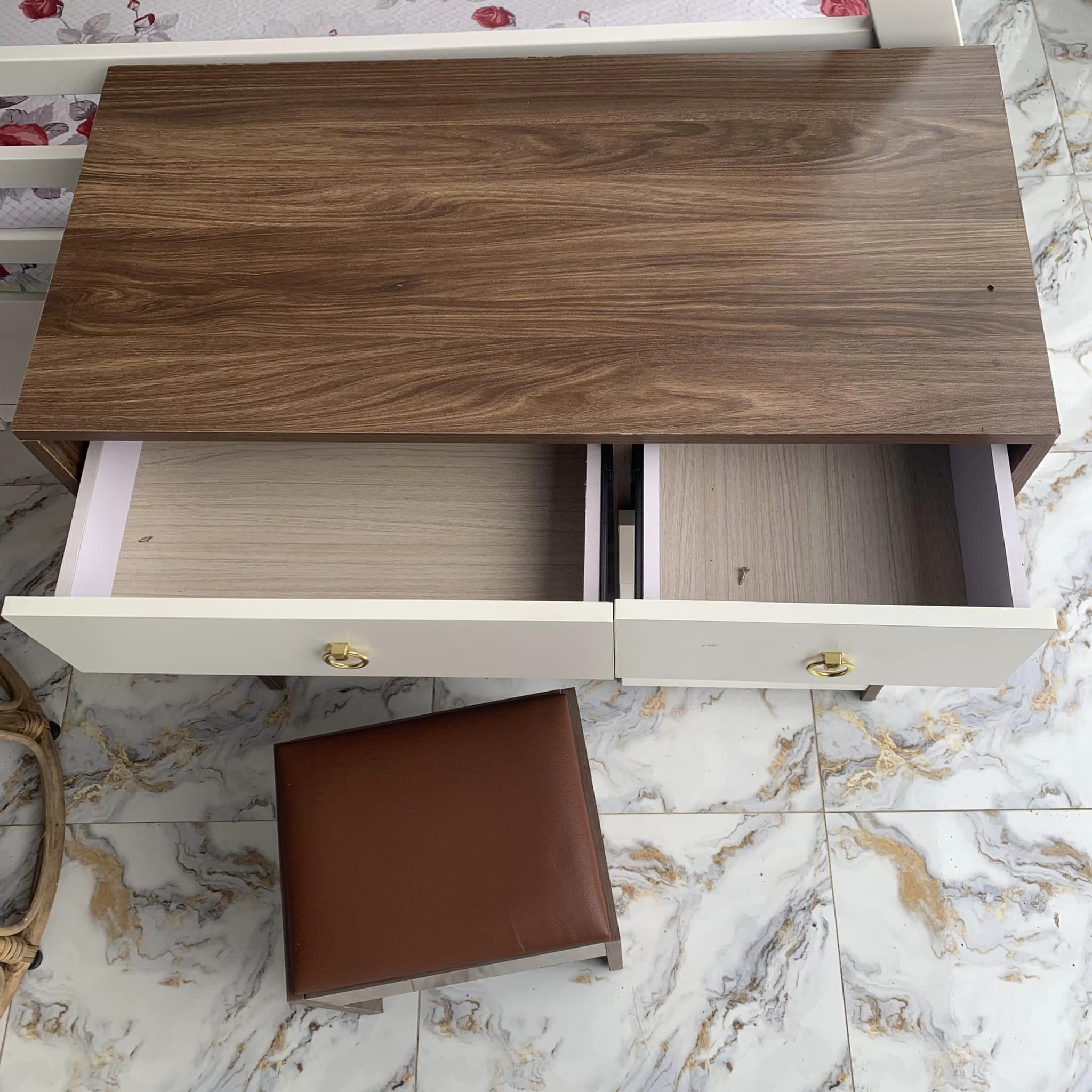 Bàn trang điểm nhỏ