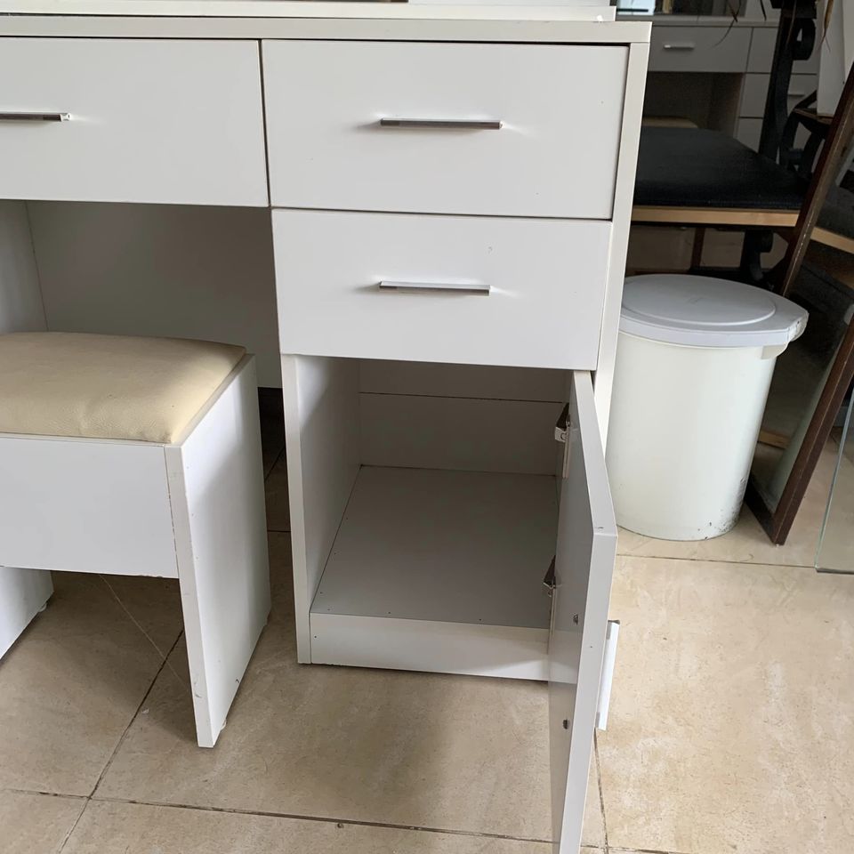 Bàn trang điểm trắng gương chữ nhật