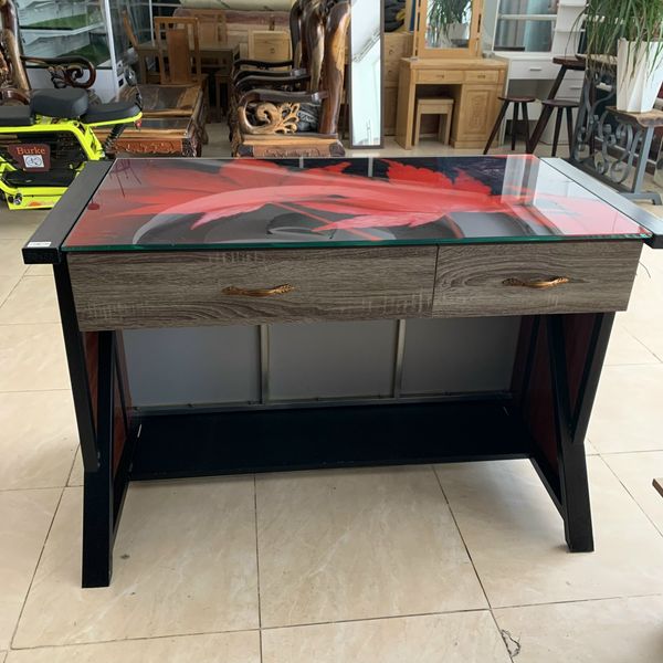 Bàn làm việc mặt kính có đèn