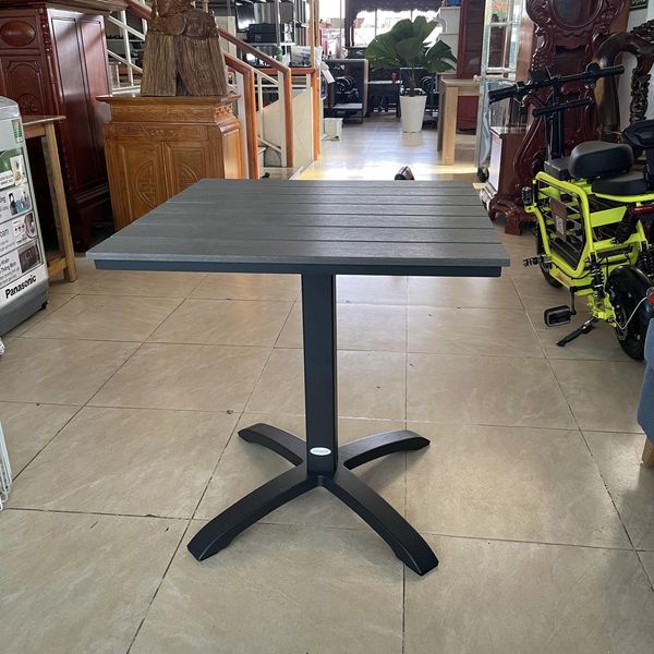 Bàn bistro ngoài trời