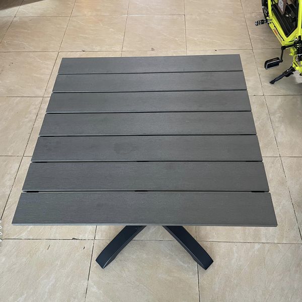 Bàn bistro ngoài trời