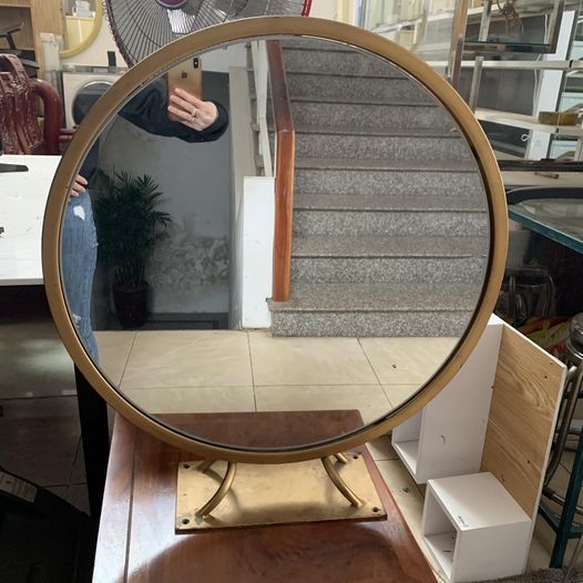 Gương trang điểm chân sắt