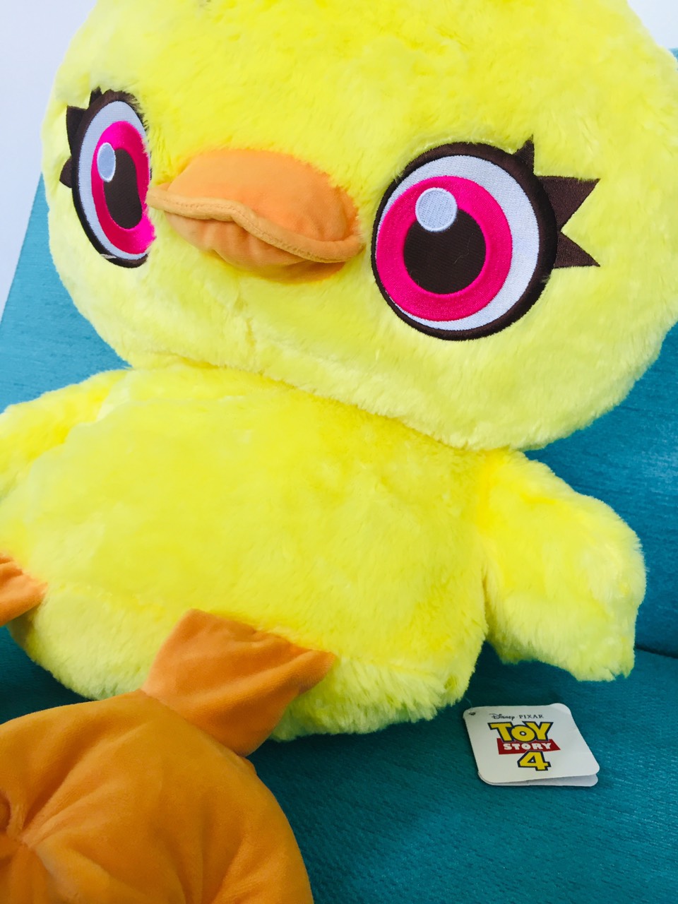 Thú bông hình vịt con trong phim Toy Story 4