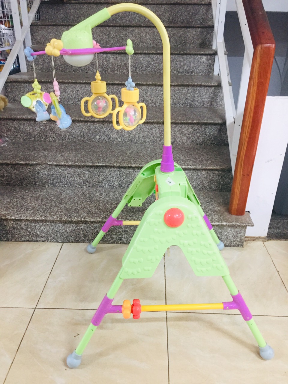 Kệ chữ A, có đồ treo nôi cho bé