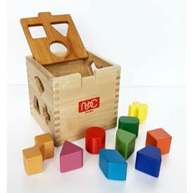 Thả khối bằng gỗ phát triển trí não cho bé