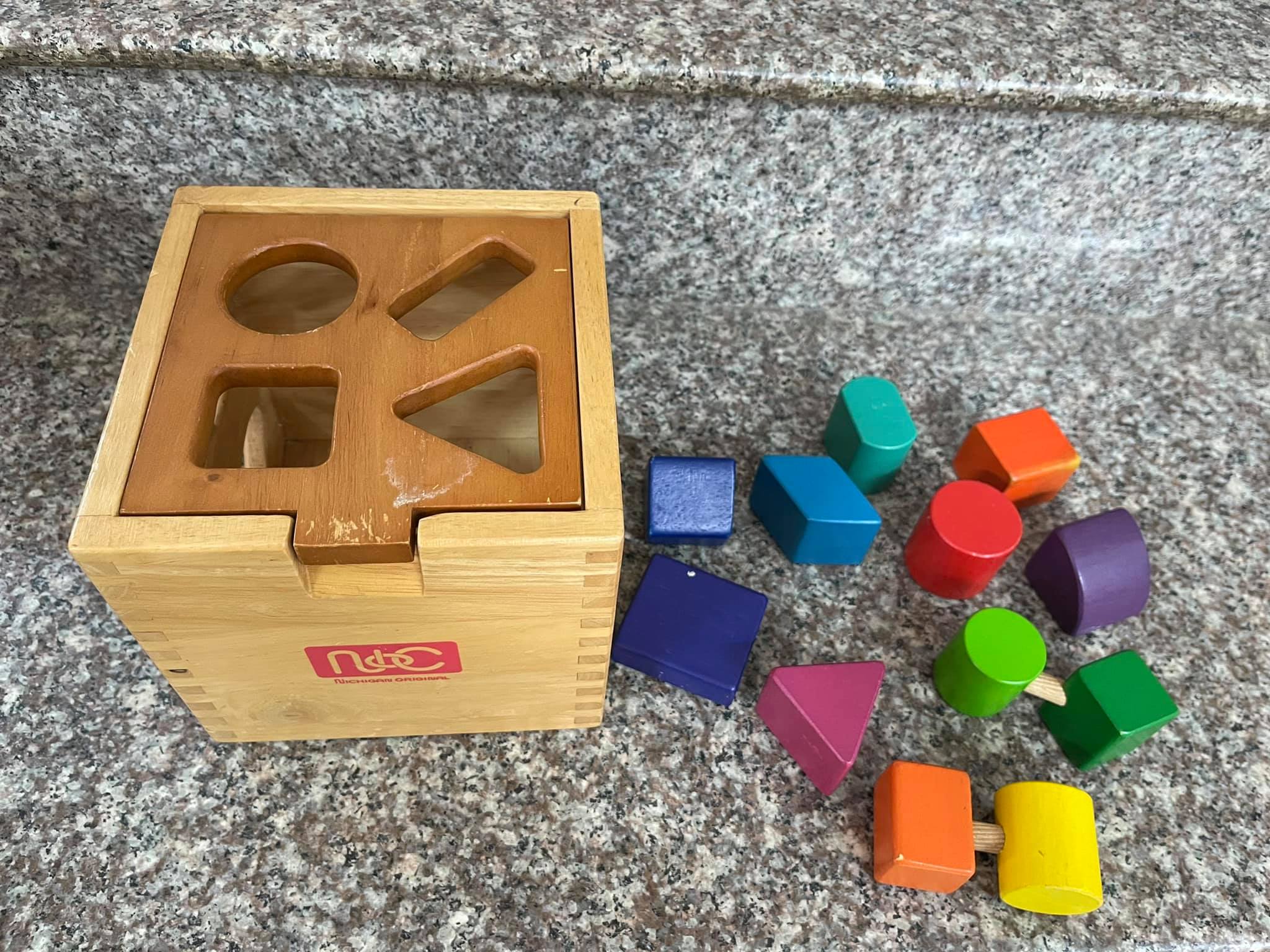 Thả khối bằng gỗ phát triển trí não cho bé