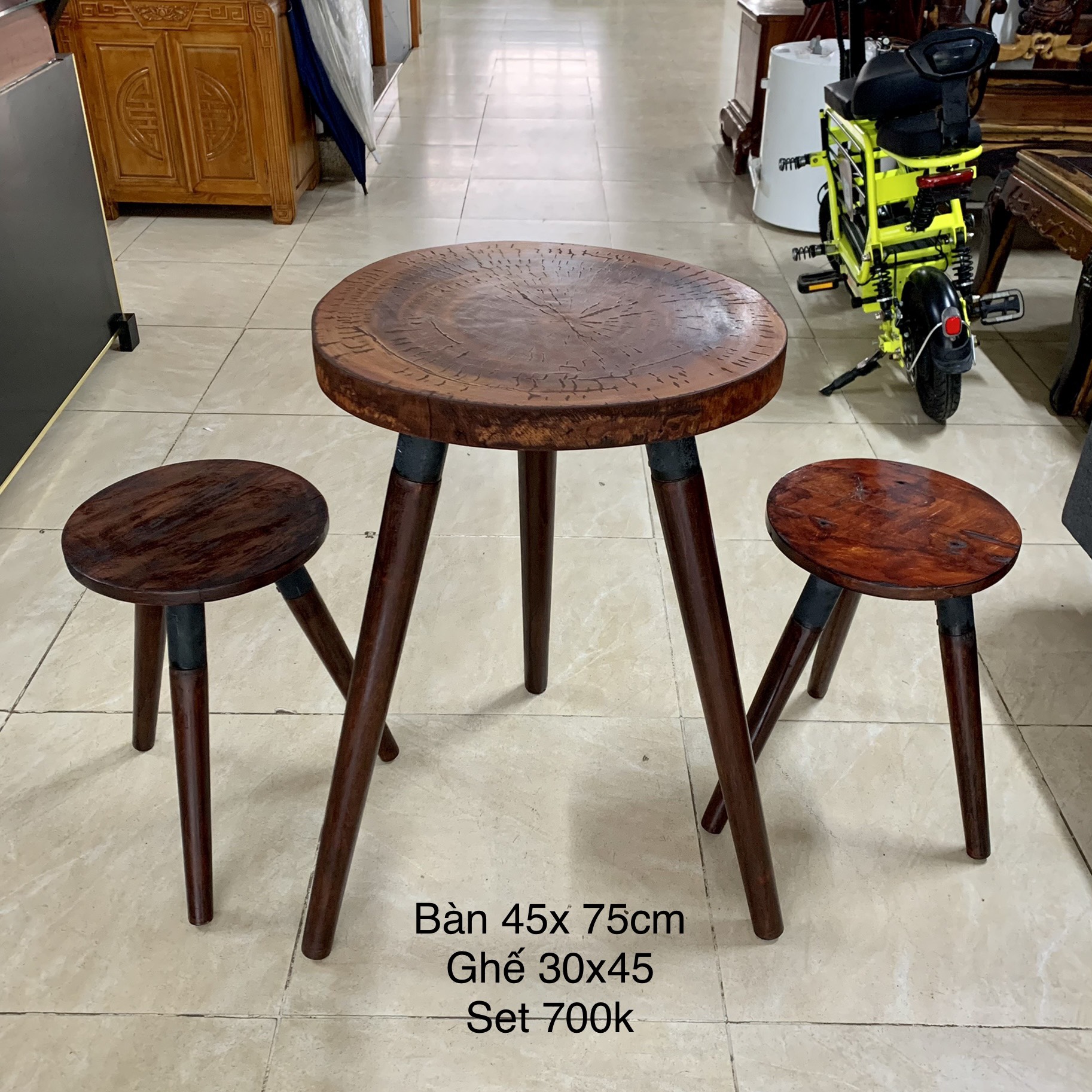 Bàn gỗ 3 chân( 2 ghế)