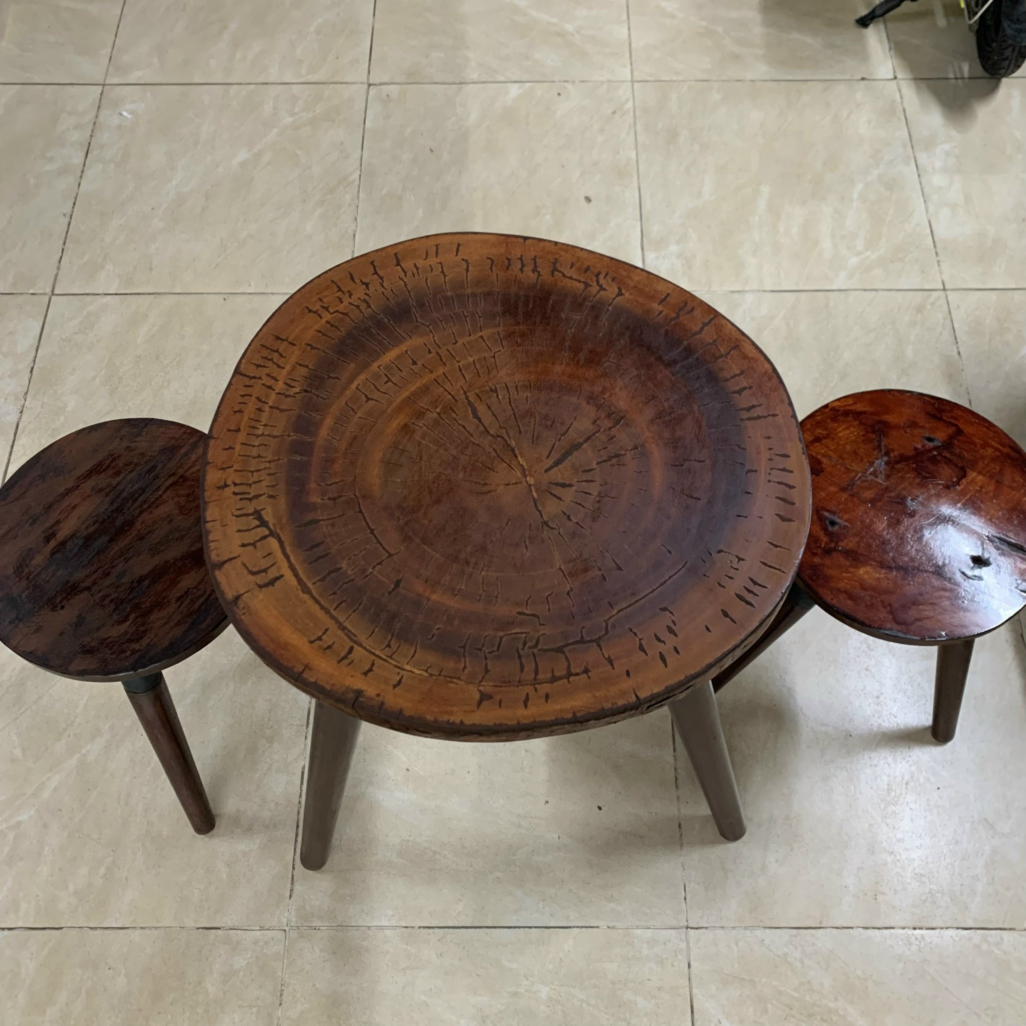 Bàn gỗ 3 chân( 2 ghế)