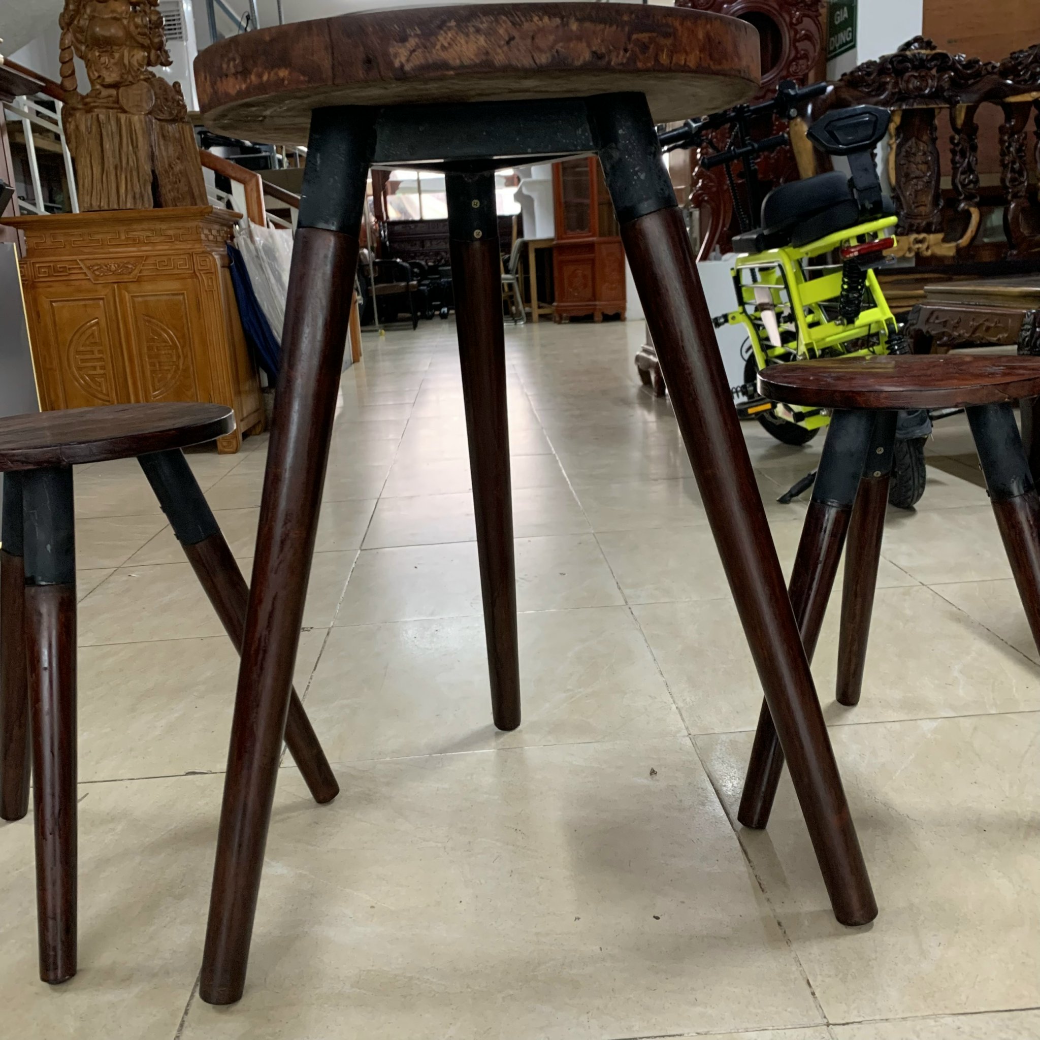Bàn gỗ 3 chân( 2 ghế)