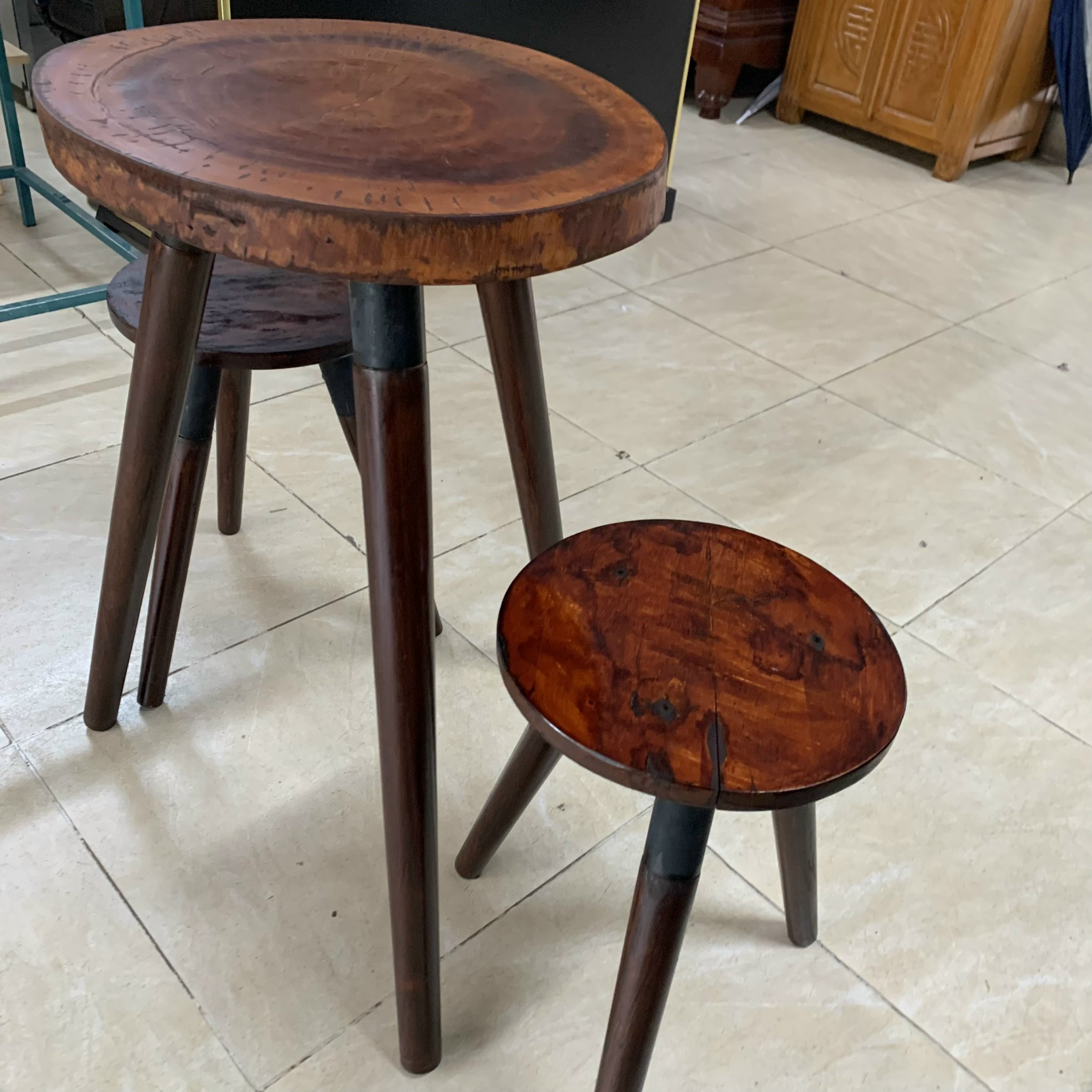 Bàn gỗ 3 chân( 2 ghế)