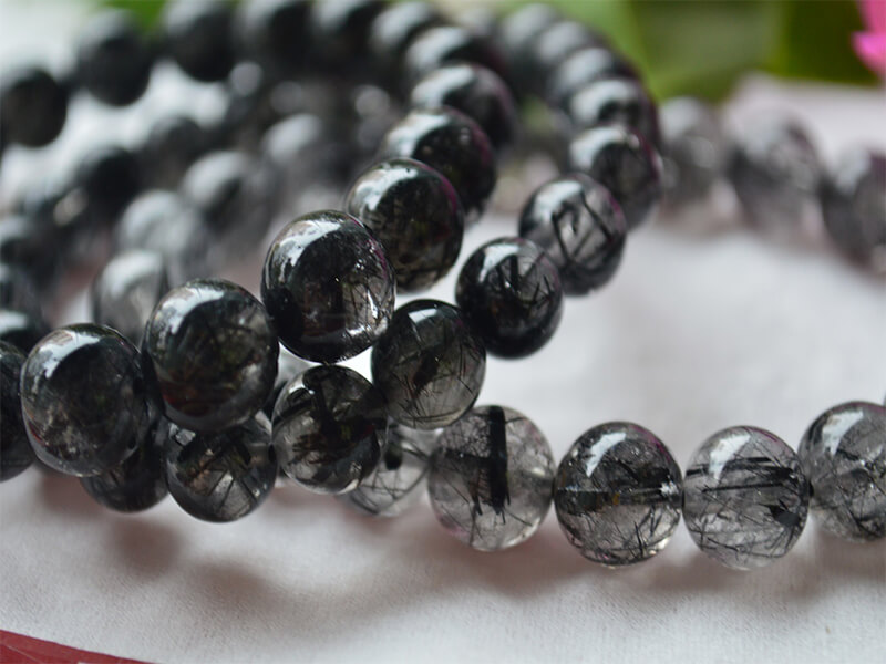 Huyền bí vòng tay sợi chỉ đỏ