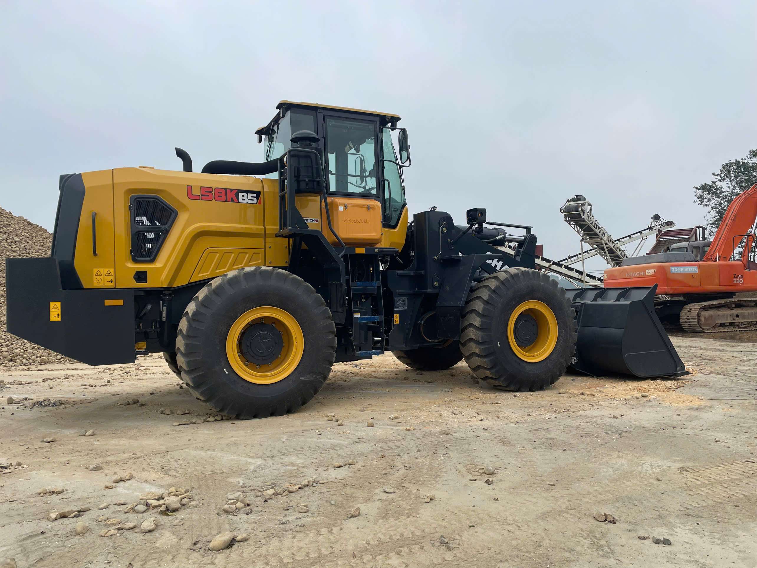 may-xuc-lat-shantui-l58-b5-gau-4-2m3-do-cao-3-6m