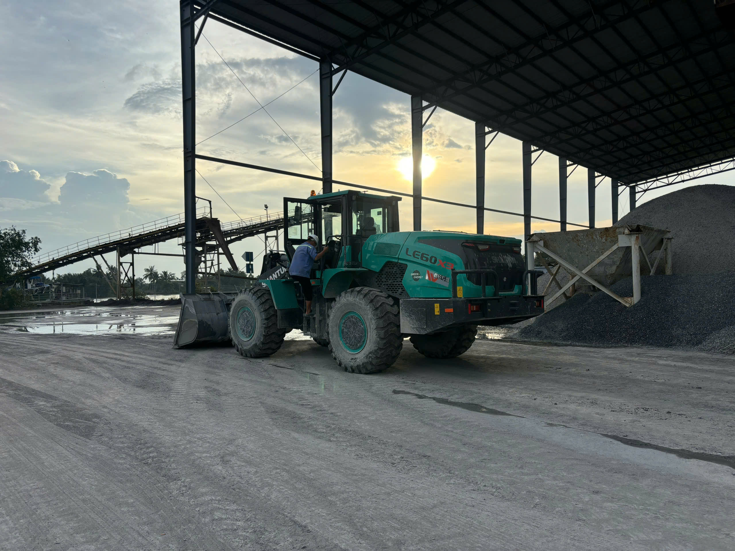 MÁY XÚC LẬT ĐIỆN SHANTUI LE60-X3 DUNG TÍCH GẦU 4.5M3