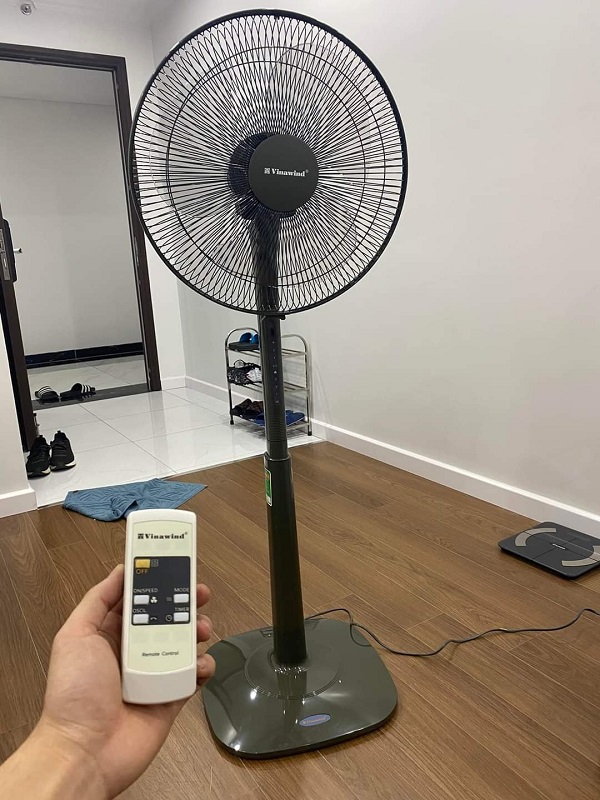 Quạt cây Vinawind QĐ-400XPN, có điều khiển, Sải cánh 40cm