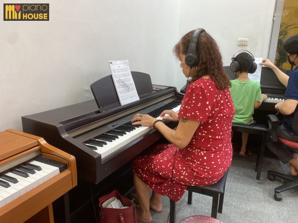 Người cao tuổi học Piano khó không? Cùng My Piano House giải đáp nhé!