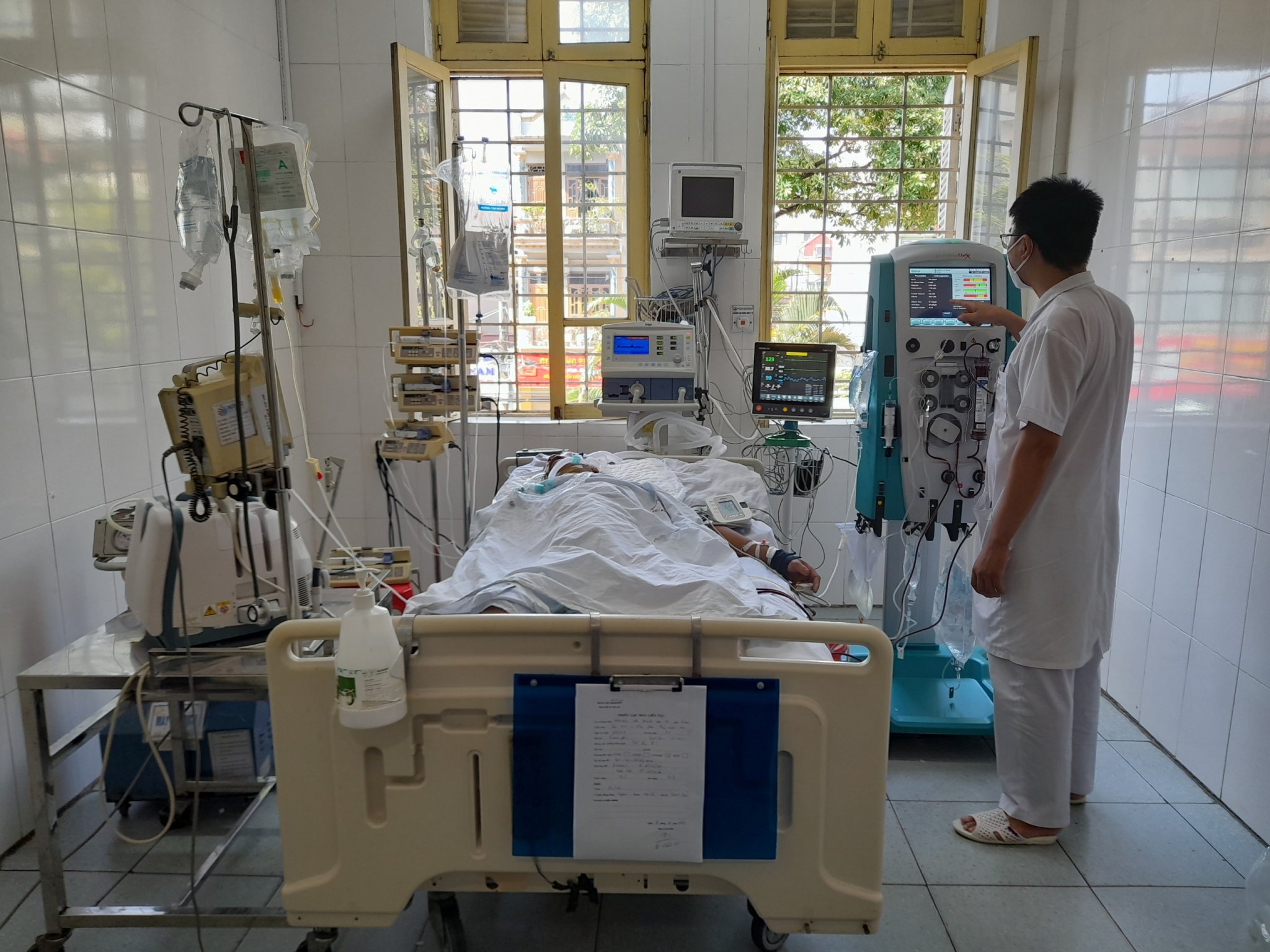 Nhiều bệnh nhân trở về từ “cõi chết” nhờ kỹ thuật lọc máu liên tục tại Bệnh viện Đa khoa tỉnh Hà Nam