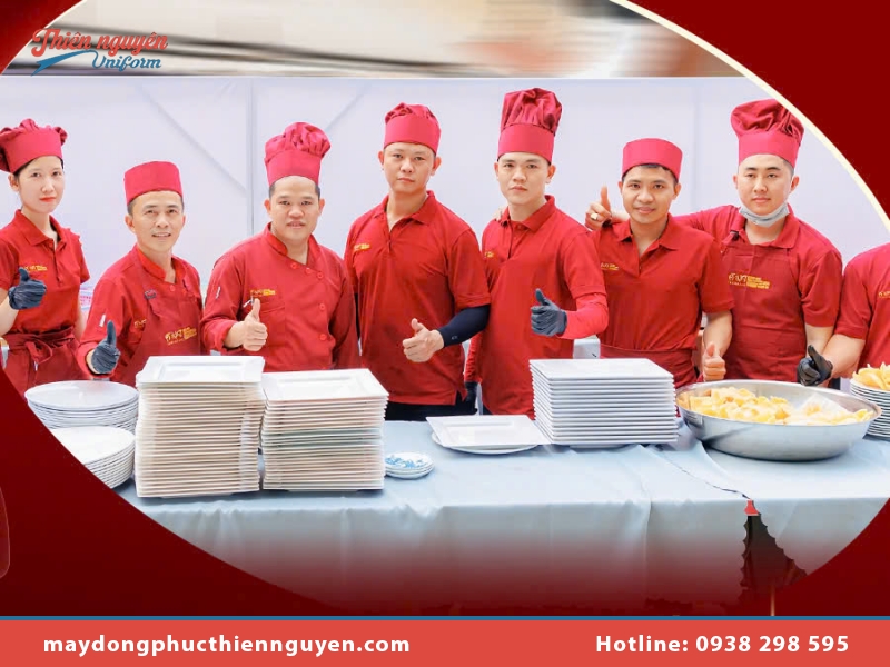 Áo thun đồng phục màu đỏ phổ biến hiện nay