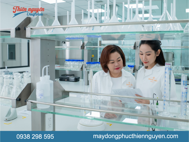 Mẫu đồng phục áo Blouse được dùng trong thực tế
