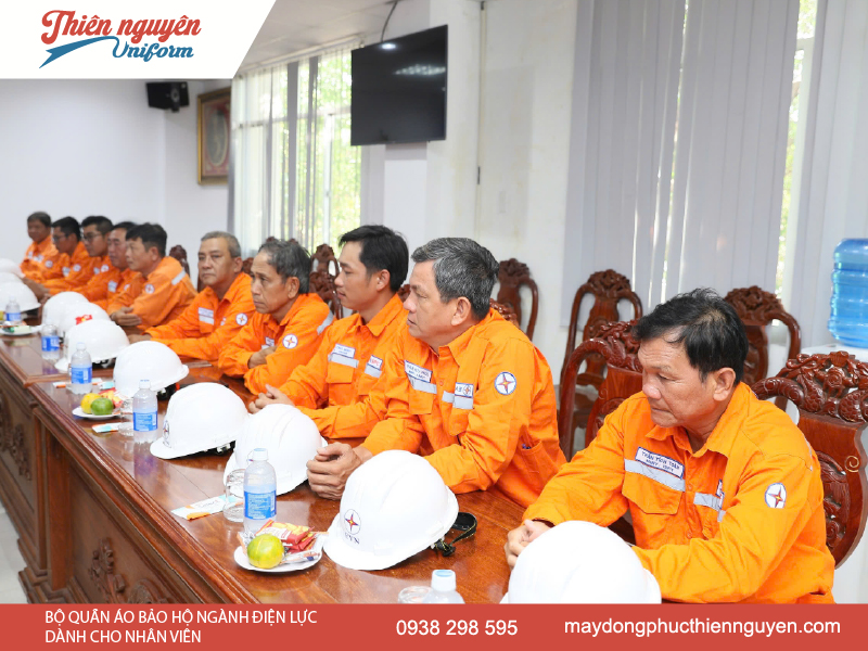 Đồng phục quần áo bảo hộ ngành điện lực cho thợ điện