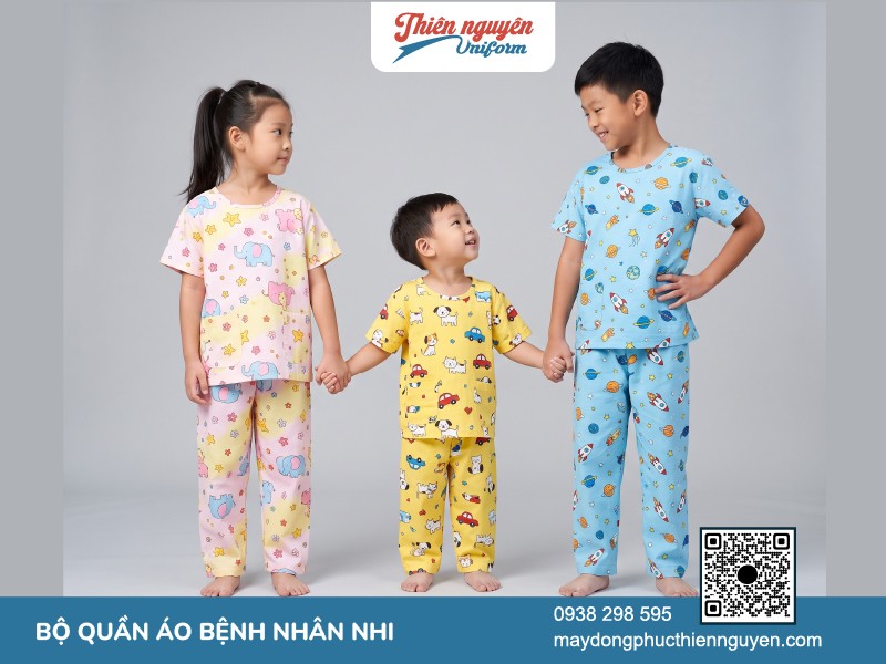 Mẫu quần áo bệnh nhi họa tiết hoạt hình trên nền vải màu tươi sáng