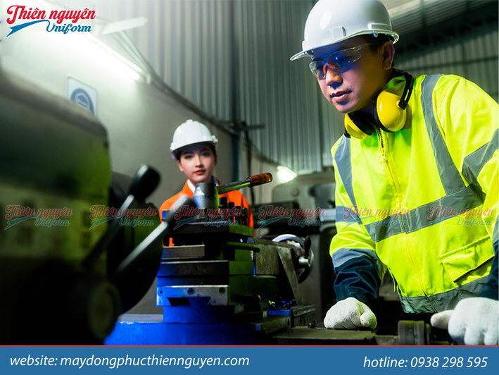 Công nhân xây dựng đang làm việc ban đêm