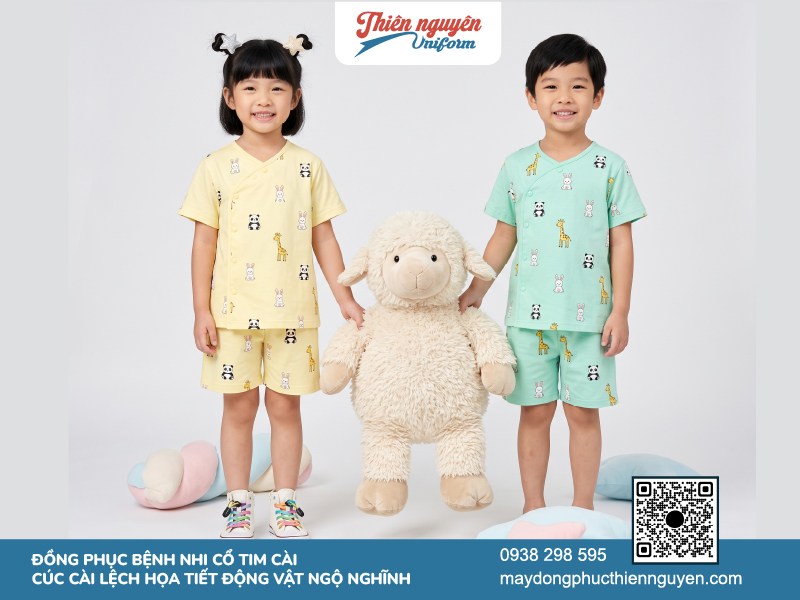 Đồng phục bệnh nhi dạng cổ tim cúc cài lệch