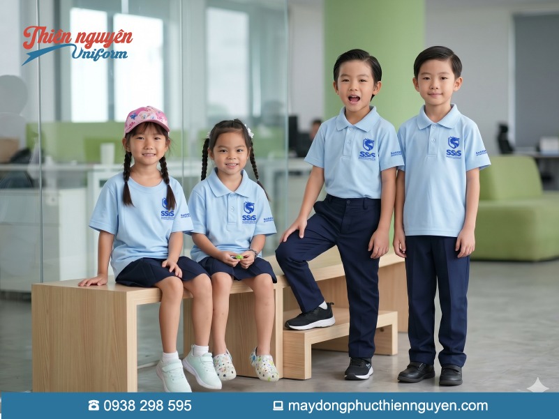 Đồng phục học sinh tiểu học Trường quốc tế Nam Sài Gòn (SSIS) gam màu xanh đậm và nhạt tươi tắn- năng động, logo được thêu sắc nét