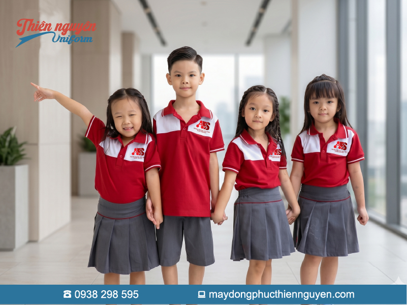 Mẫu đồng phục cho học sinh tiểu học Trường AES School áo thun polo màu đỏ đô phối với quần và chân váy màu xám tro hiện đại