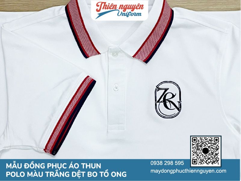 Mẫu áo thun đồng phục cổ trụ màu trắng kết hợp với viền màu đen - đỏ