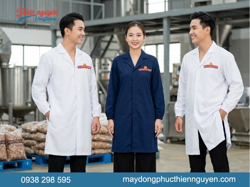 Mẫu áo blouse dành cho khách tham quan công xưởng cồn ty Hoàng Sơn Food