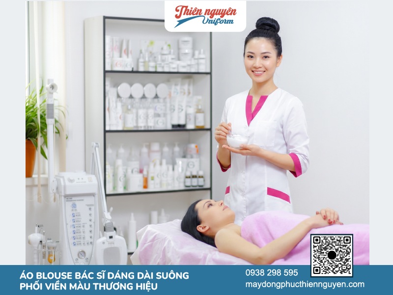 Kiểu dáng áo blouse bac sĩ dáng suông phối viền màu đặc trưng của thương hiệu