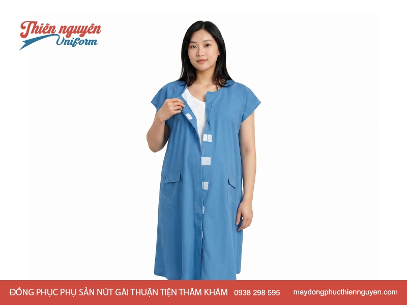 Đồng phục phụ sản kiểu dáng có nút cài thuận tiện cho việc thăm khám 