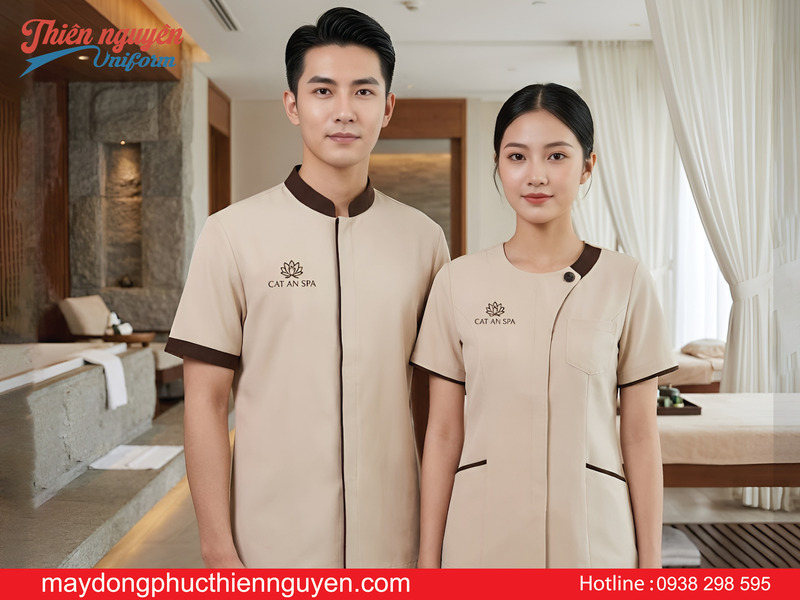 mẫu đồng phục kỹ thuật viên spa màu be phối nâu có logo